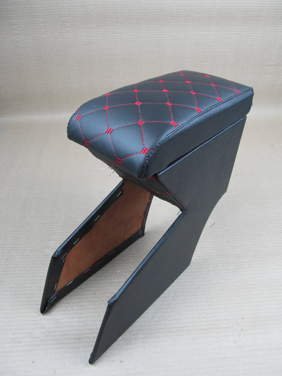 

Подлокотник ВАЗ 2110 нить красной.