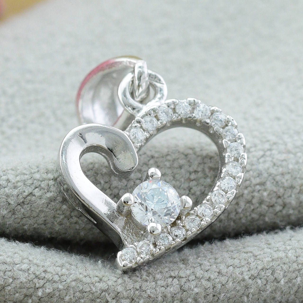 

Серебряный кулон размер 18х12 мм вставка белые фианиты вес 1.2 г