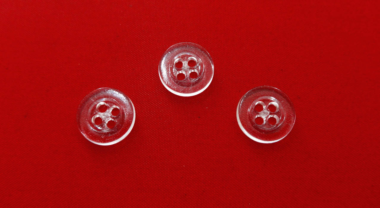 

Пуговица прозрачная 11 мм 4 удара