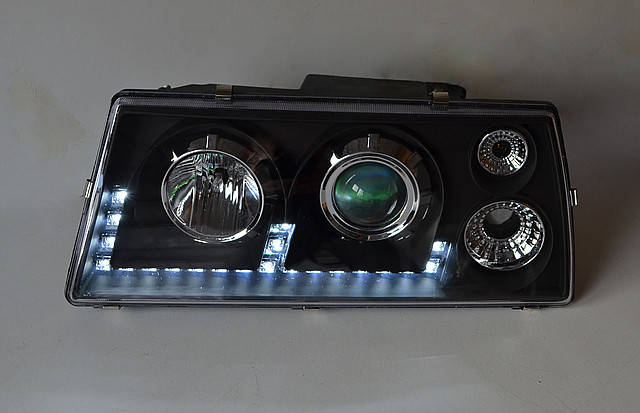 

Передние фары на ВАЗ 2109 с ходовыми огнями Светомания черного цвета.