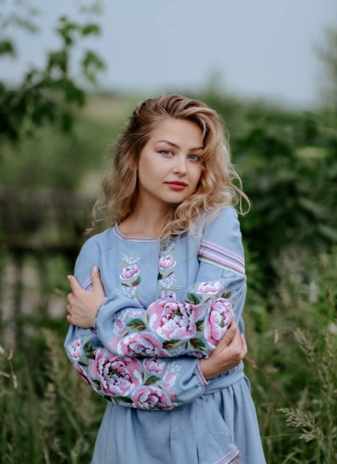 

Эксклюзивное женское платье с вышивкой Пионы голубой лен 42-58 р. макси, Красный