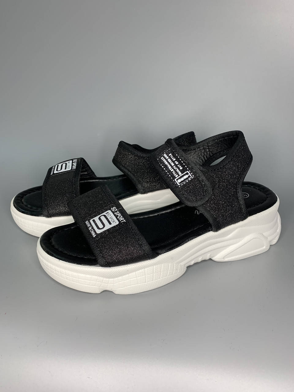 

Женские спортивные босоножки, черного цвета,в наличии размеры: 38 и 39