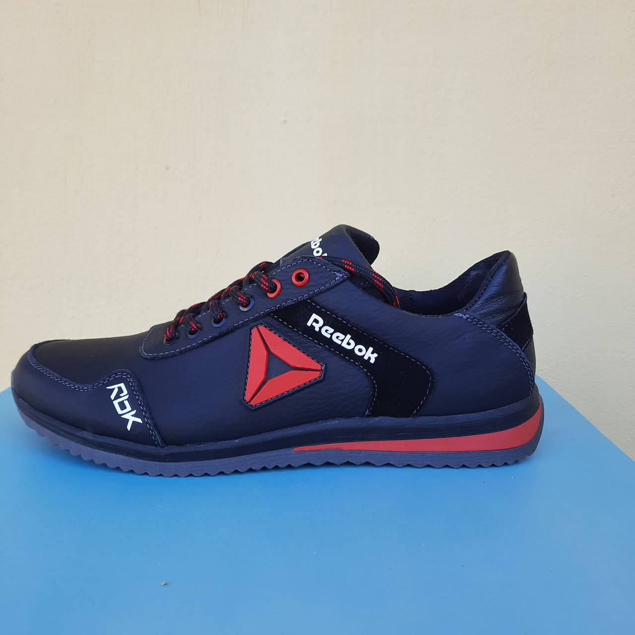

Кроссовки кожаные на подростка мальчика черные Reebok. 38, Черный
