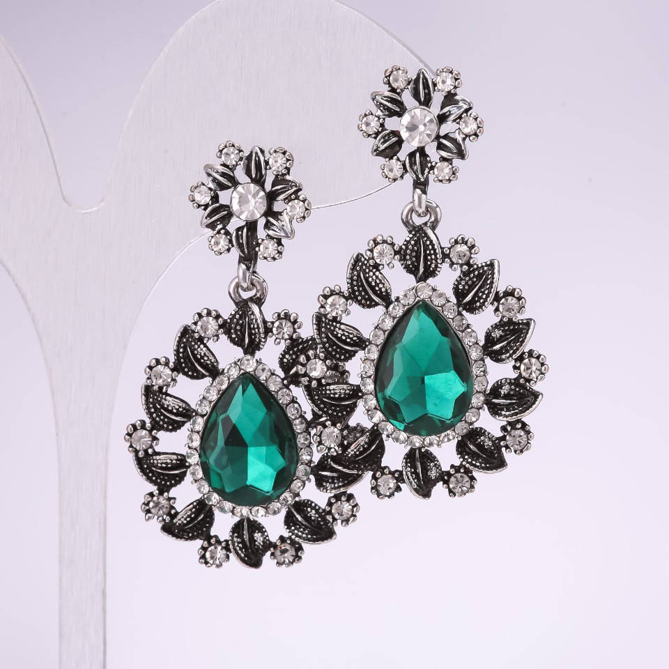 

Серьги вечерние с камнями и стразами цвет зеленый белый 45х26мм металл серебристый