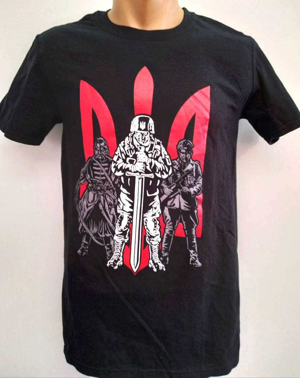 

Футболка чорна Захисник України