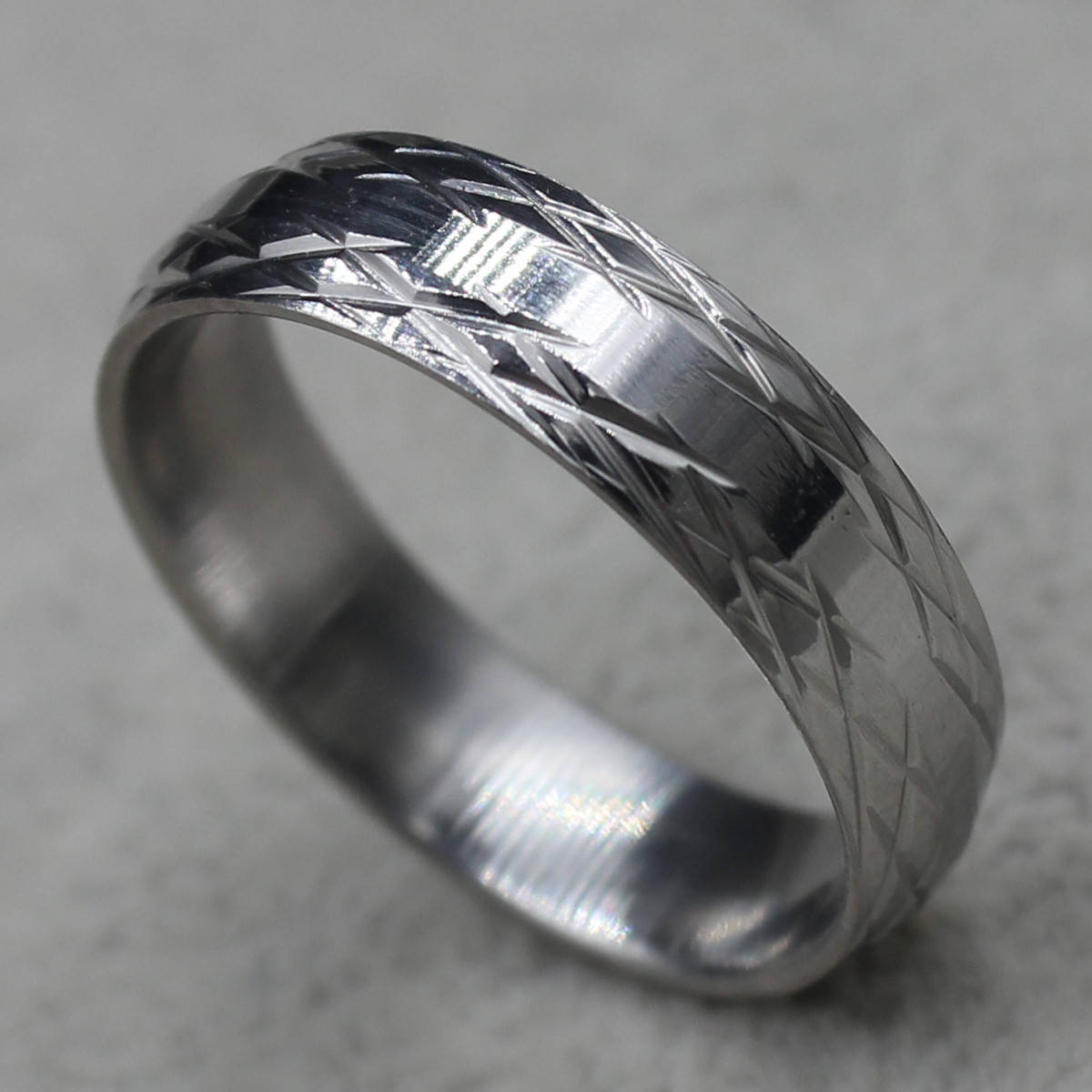 

Кольцо серебристое из ювелирной медицинской стали от Stainless Steel марка 316 L ширина 8 мм насечки