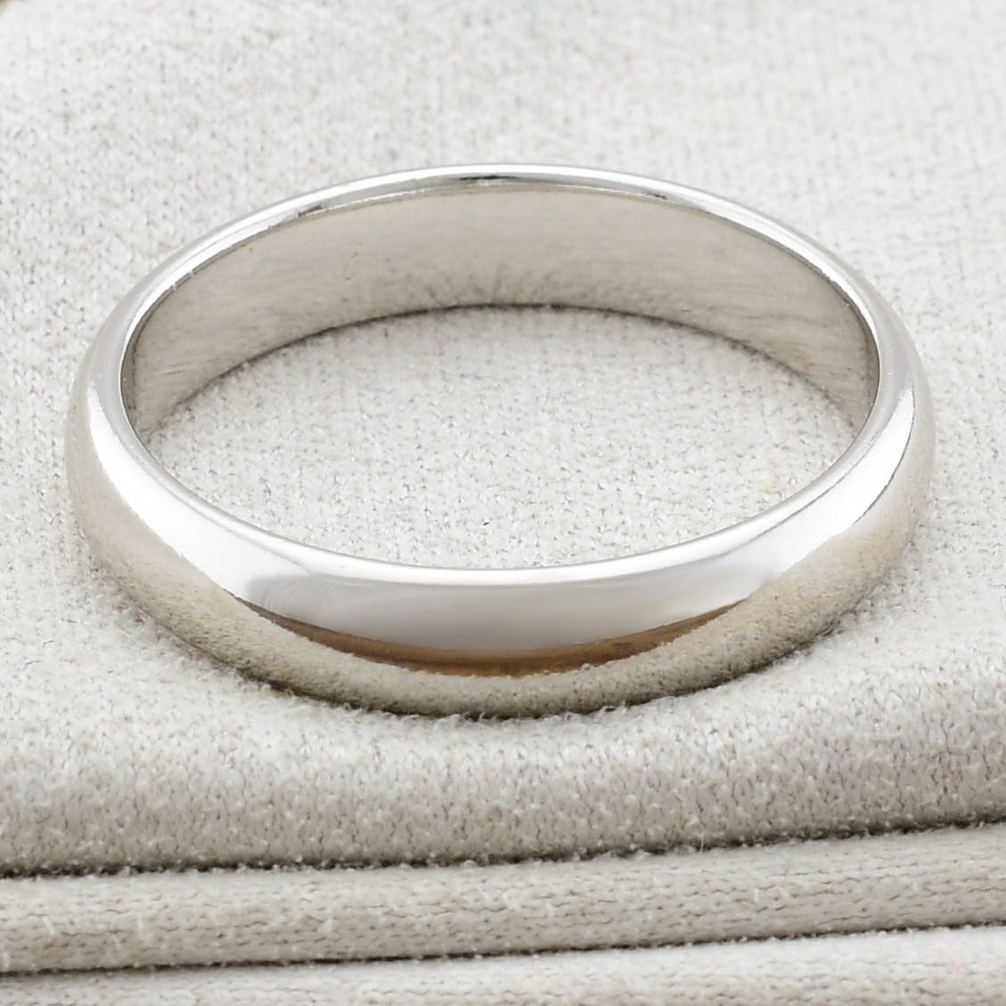 

Кольцо обручальное Xuping 35150 ширина 4 мм позолота Белое Золото размер 20