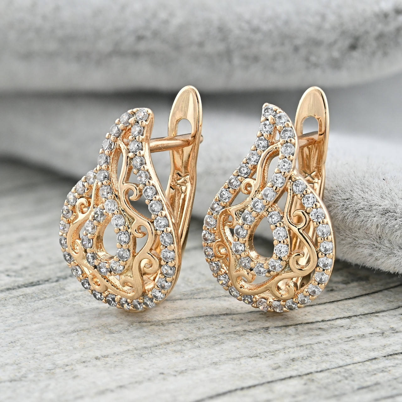 

Серьги Xuping 35279 размер 15х10 мм белые фианиты вес 2.0 г позолота 18К