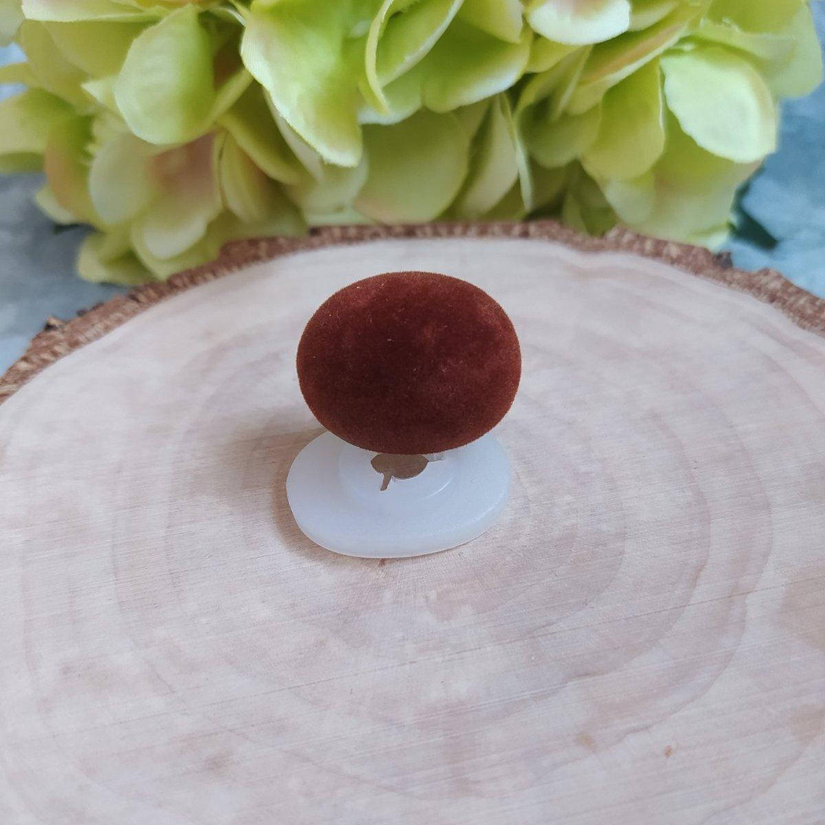 

Носик велюровий овальний коричневий 19х24мм