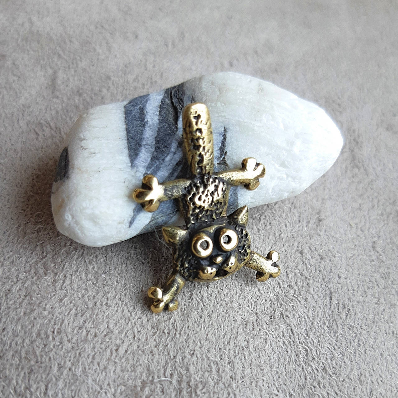 

Бронзовый кулон "Падающий кот"