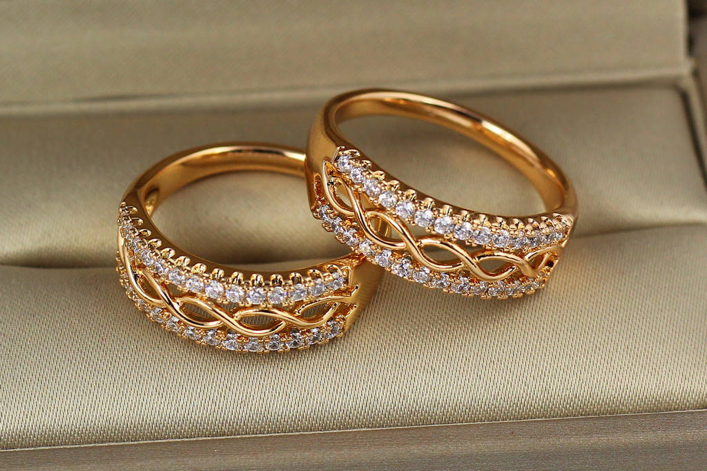 

Кольцо Xuping Jewelry слияние волн с двух сторон камни р 17 золотистое