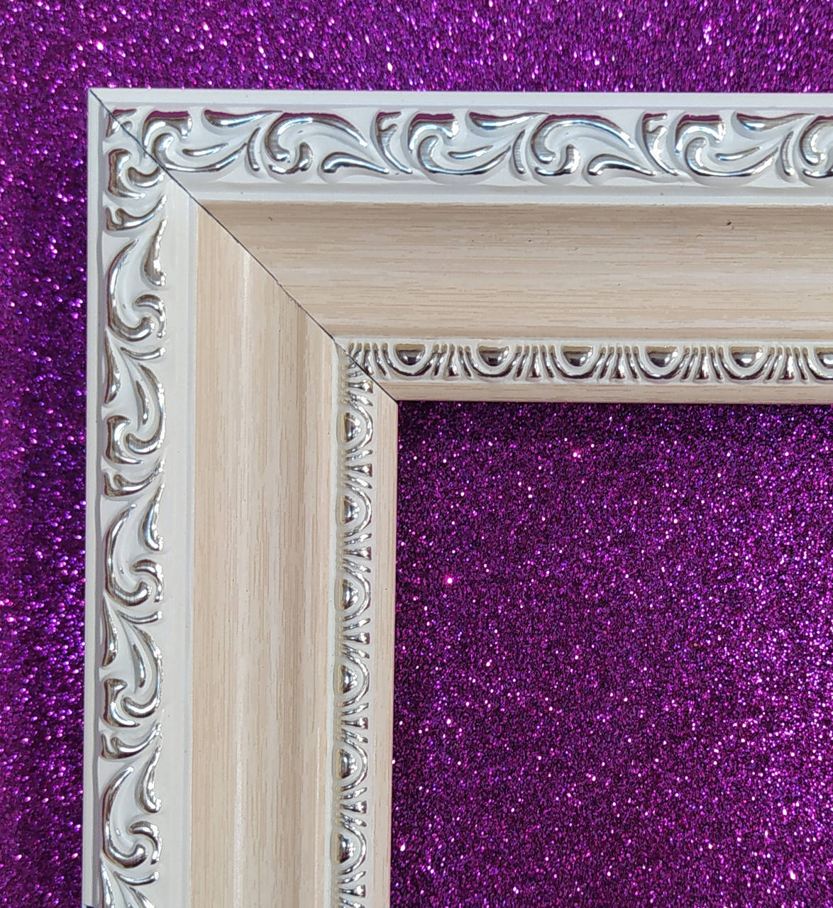 

Рамка для картины и фото. Пластик. (+ДВП задняя, вешачок). Белая с серебром с бежевой вставкой