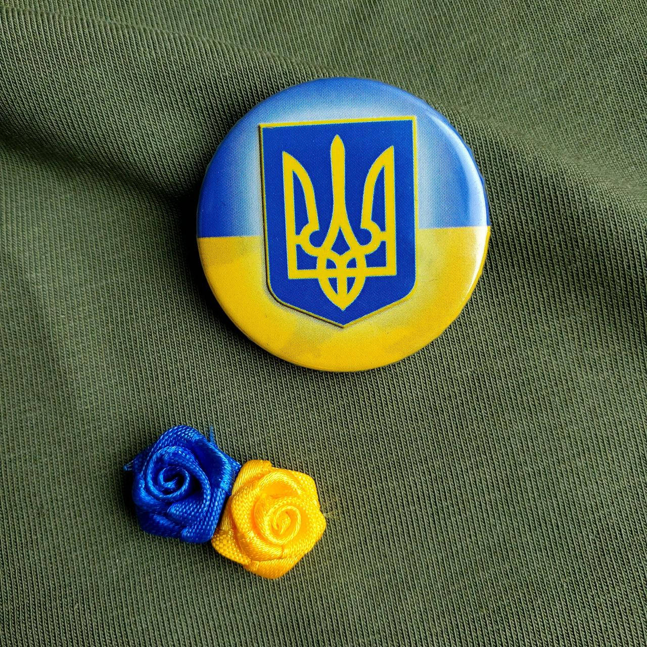 

Значок "Тризуб на флаге" - (43 мм) украинский авторский значок в патриотичных цветах