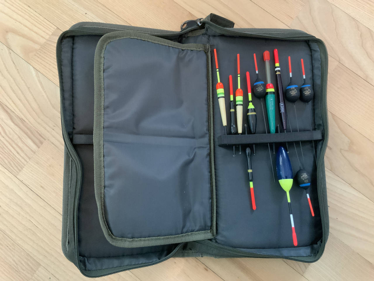 

Жесткая сумка для поплавков Golden Catch 32х16 см