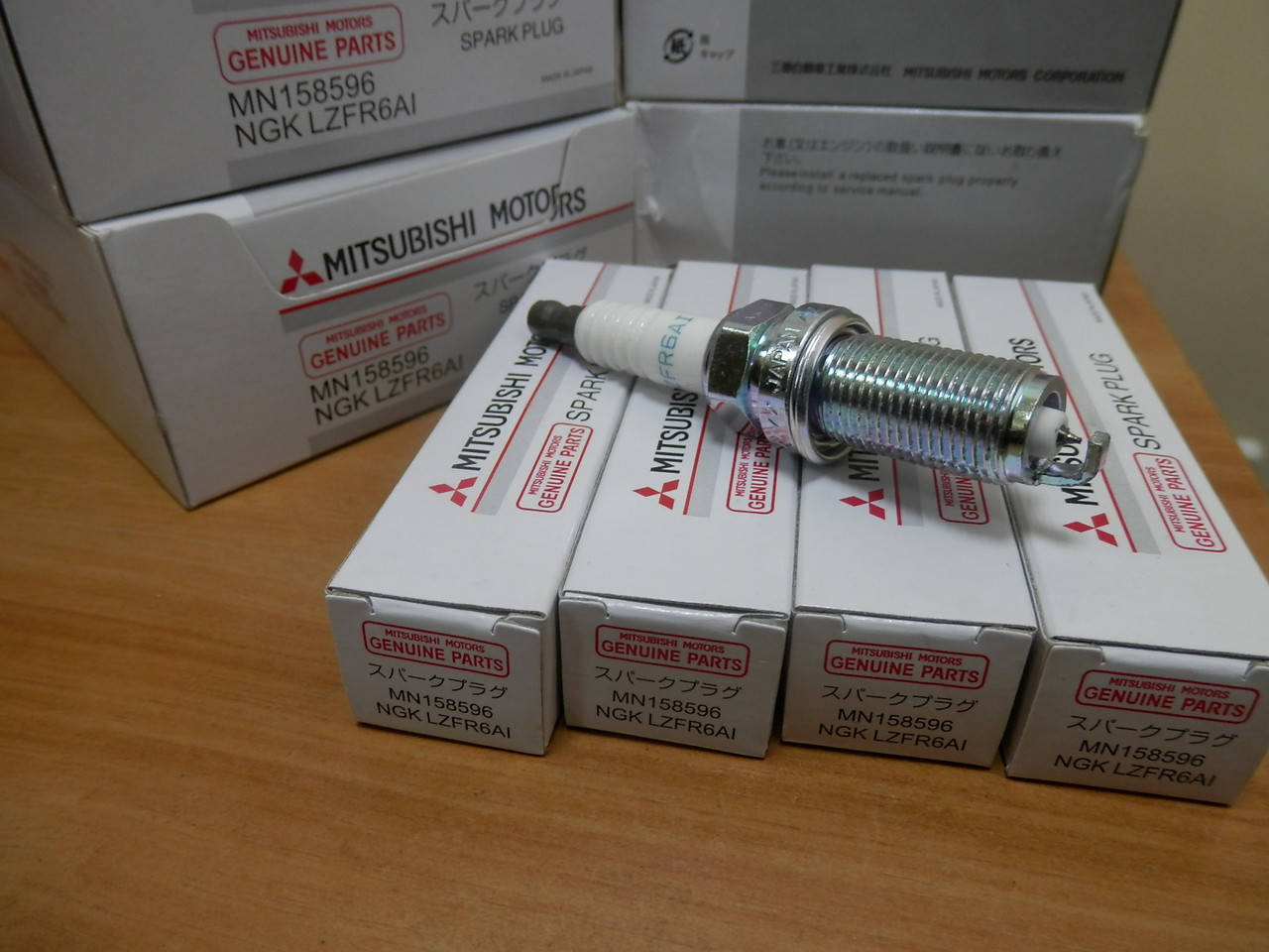 

Иридиевая свеча зажигания MITSUBISHI MN 158596 (NGK LZFR6AI) под газ (LPG)