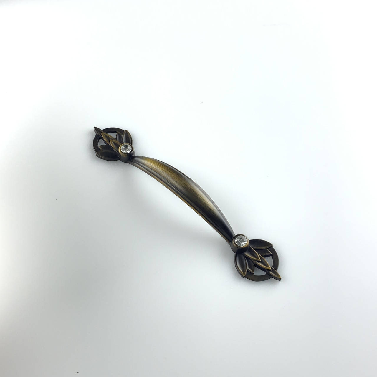 

Ручка мебельная DR62А/96 G4А античная бронза с камушками