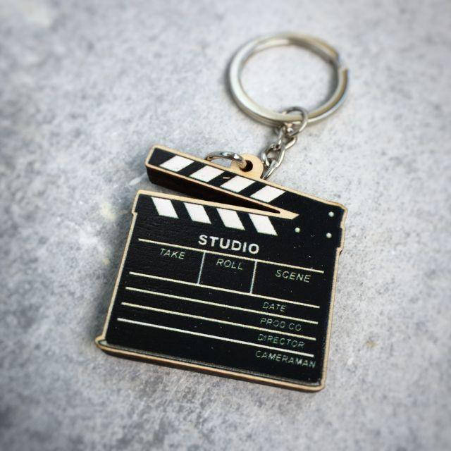 

"Хлопушка нумератор" брелок деревянный двухсторонний с уф-печатью, Разные цвета