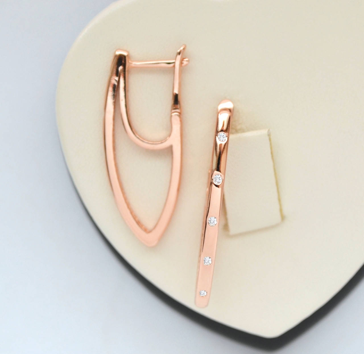 

Позолоченные серьги двойная дуга с белыми кристаллами.