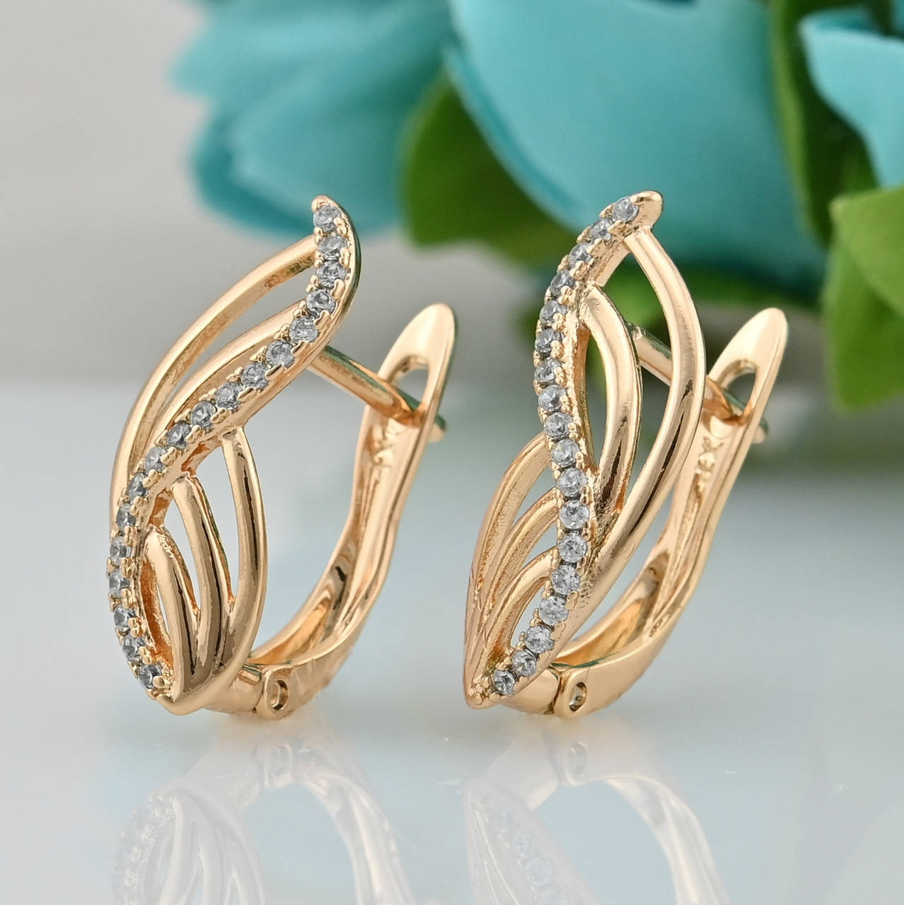 

Серьги 30485 размер 19х7 мм белые фианиты вес 1.9 г позолота 18К