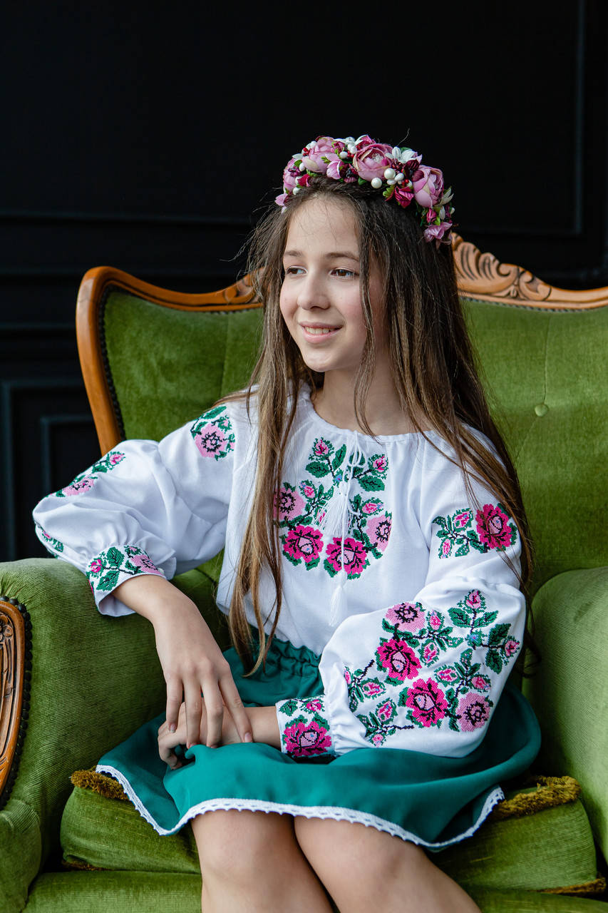 

Вишиванка для дівчинки Королівська рожево-зелена