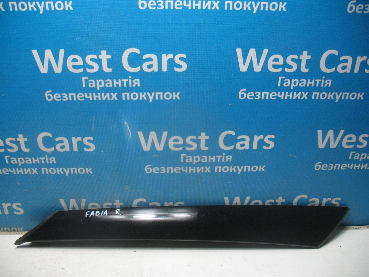 

Накладка правої стійки лобового скла зовнішня Skoda Fabia с 2007 по 2014