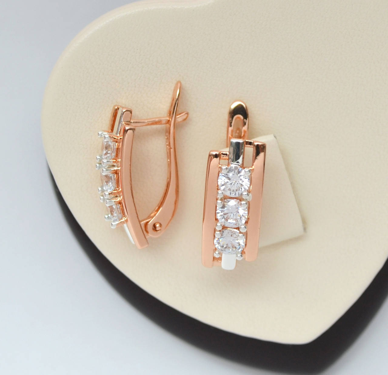 

Серьги Дуга с круглыми белыми цирконами комбинированное покрытие золотом 18к.