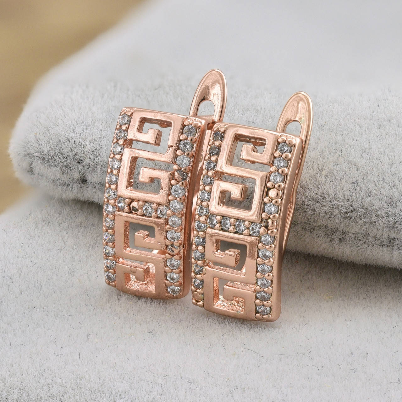 

Серьги темные (залитые) камни размер 14х7 мм вес 2.0 г белые фианиты позолота РО