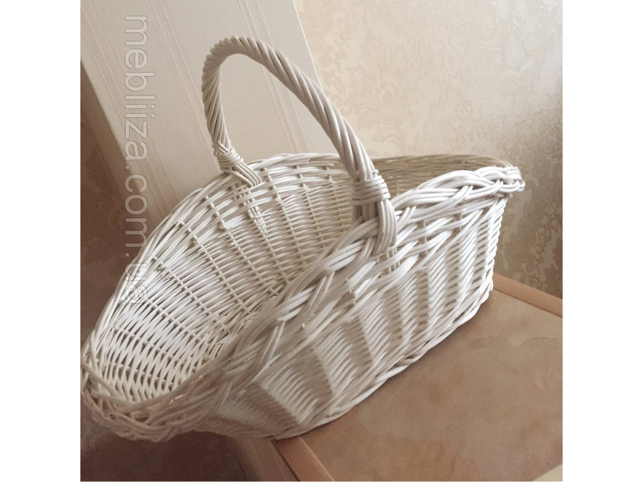 

Корзина из белой цельной лозы