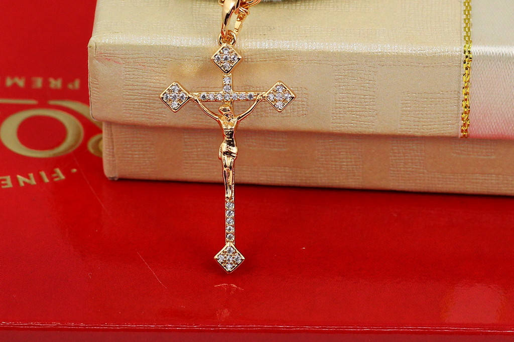 

Крестик Хuping Jewelry тонкий с камнями и распятием 3,5 см золотистый