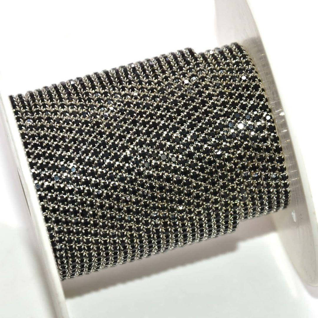 

Стразовая цепочка плотная, цвет черный в серебристой оправе ss6 (2 mm) 1м.