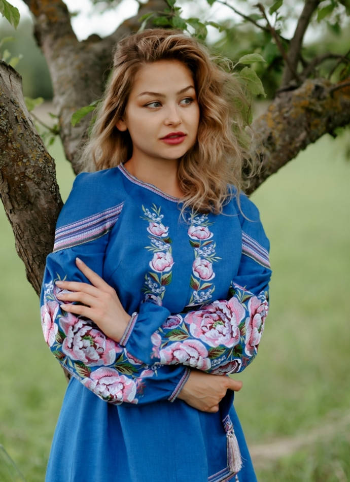 

Эксклюзивное женское платье с вышивкой Пионы синий лен 42-58 размер, Красный