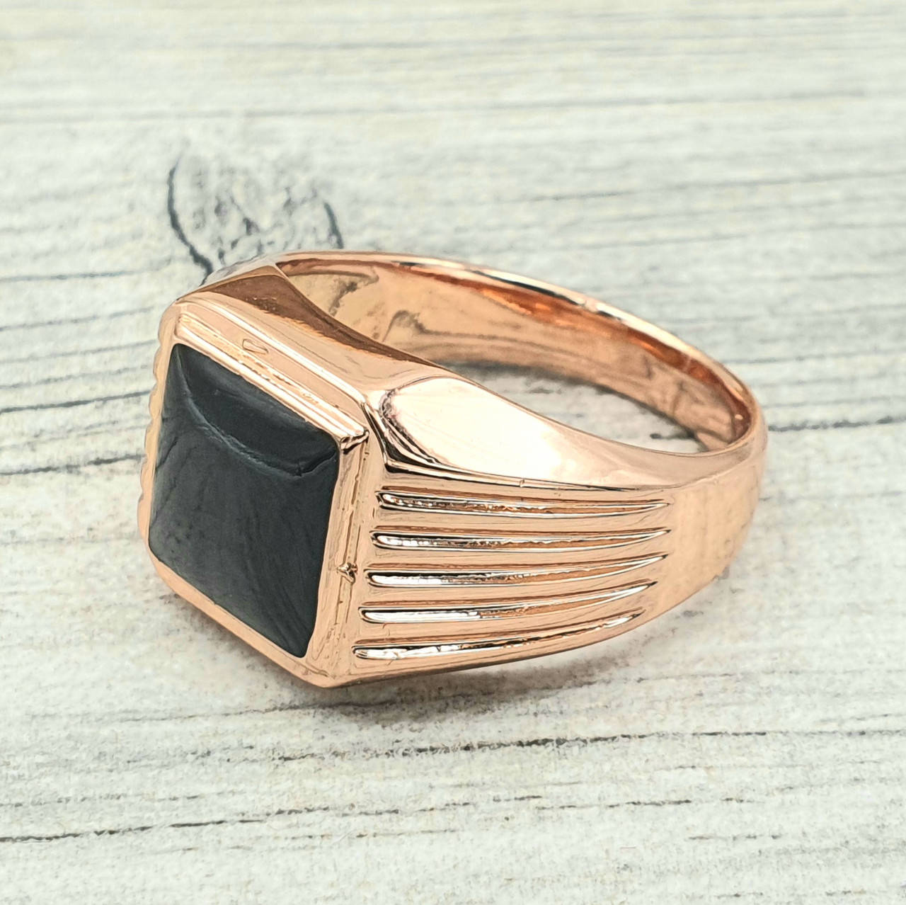 

Печатка дефект эмали царапина размер 22 черная эмаль вес 6.4 г позолота РО