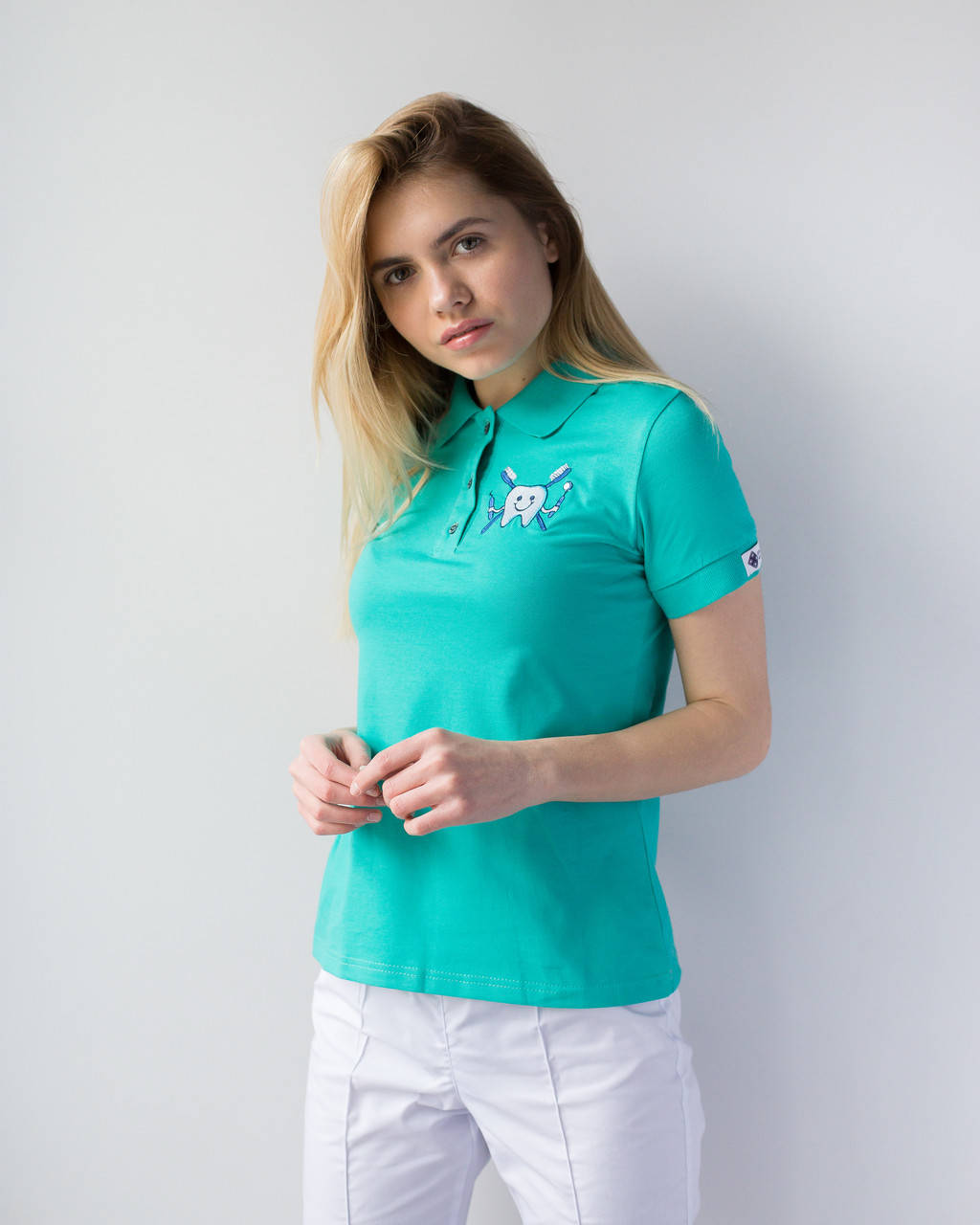 

Женское медицинское поло бирюза с вышивкой "Зубик"
