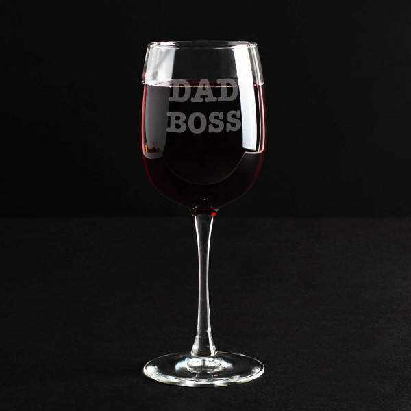 

Бокал для вина с гравировкой "Dad Boss". Подарочный винный бокал с прикольным принтом
