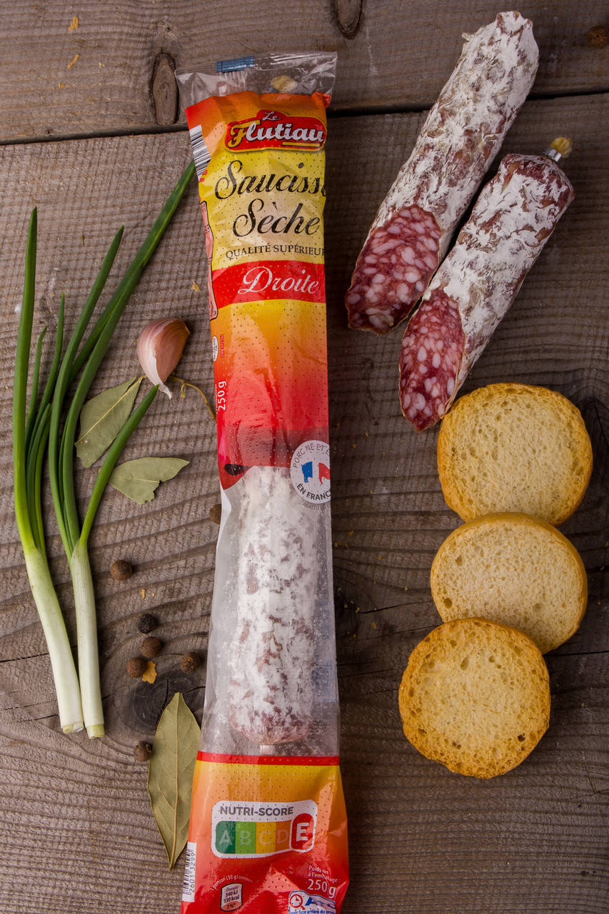 

Французская сыровяленая колбаса с белой плесенью 250 гр.