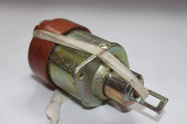 

Втягивающее реле стартера на Таврию Сенс