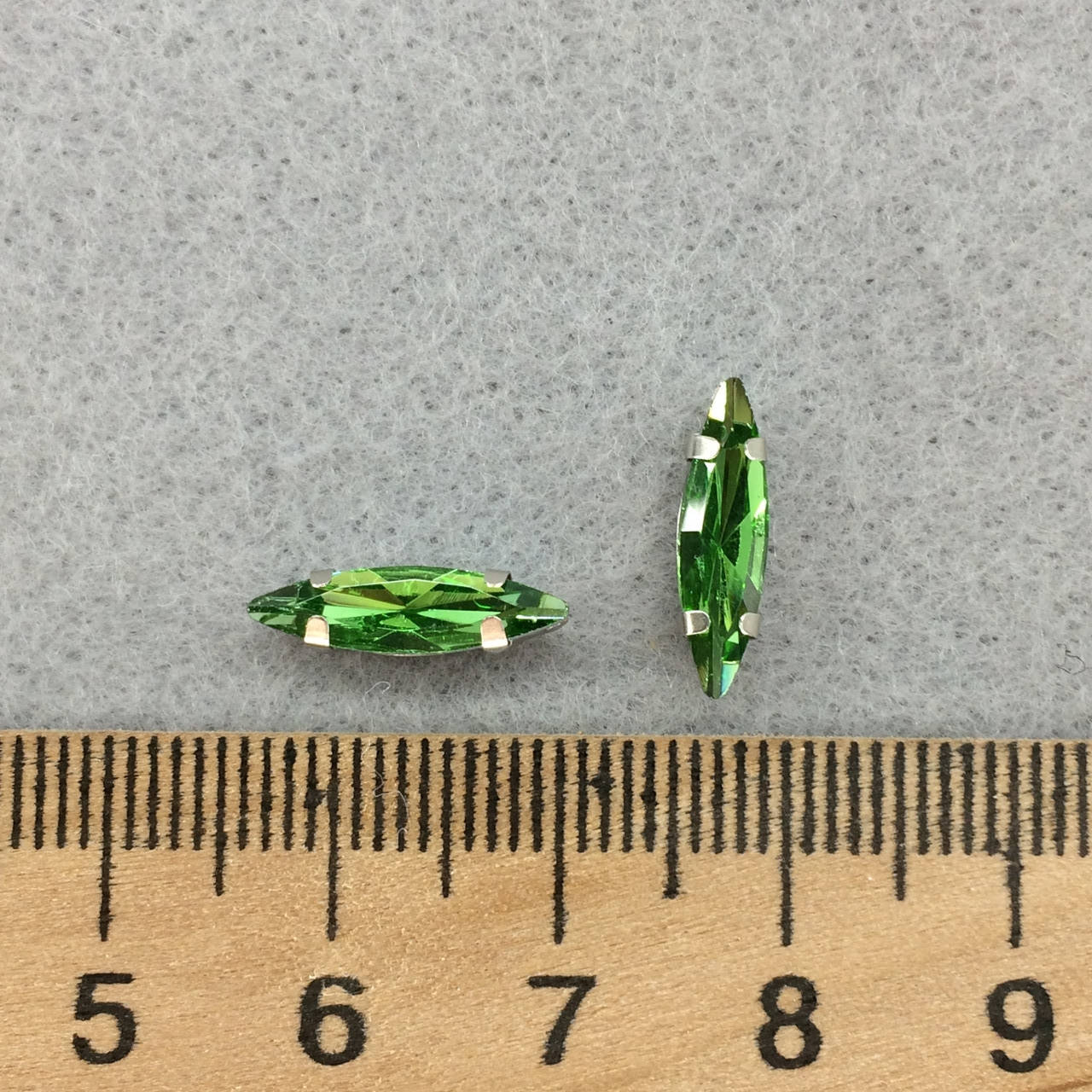 

Страз в цапах 4*15мм (стекло) зеленый