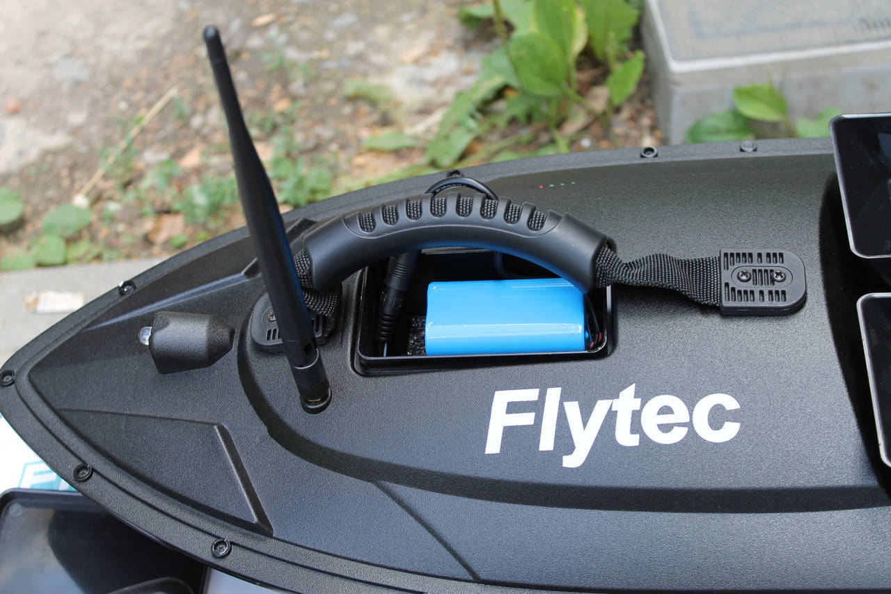 

Катер для рыбалки, карповый для прикормки Flytec 2011-5, длина 54 см, две кормушки, вес прикормки 1,5 кг