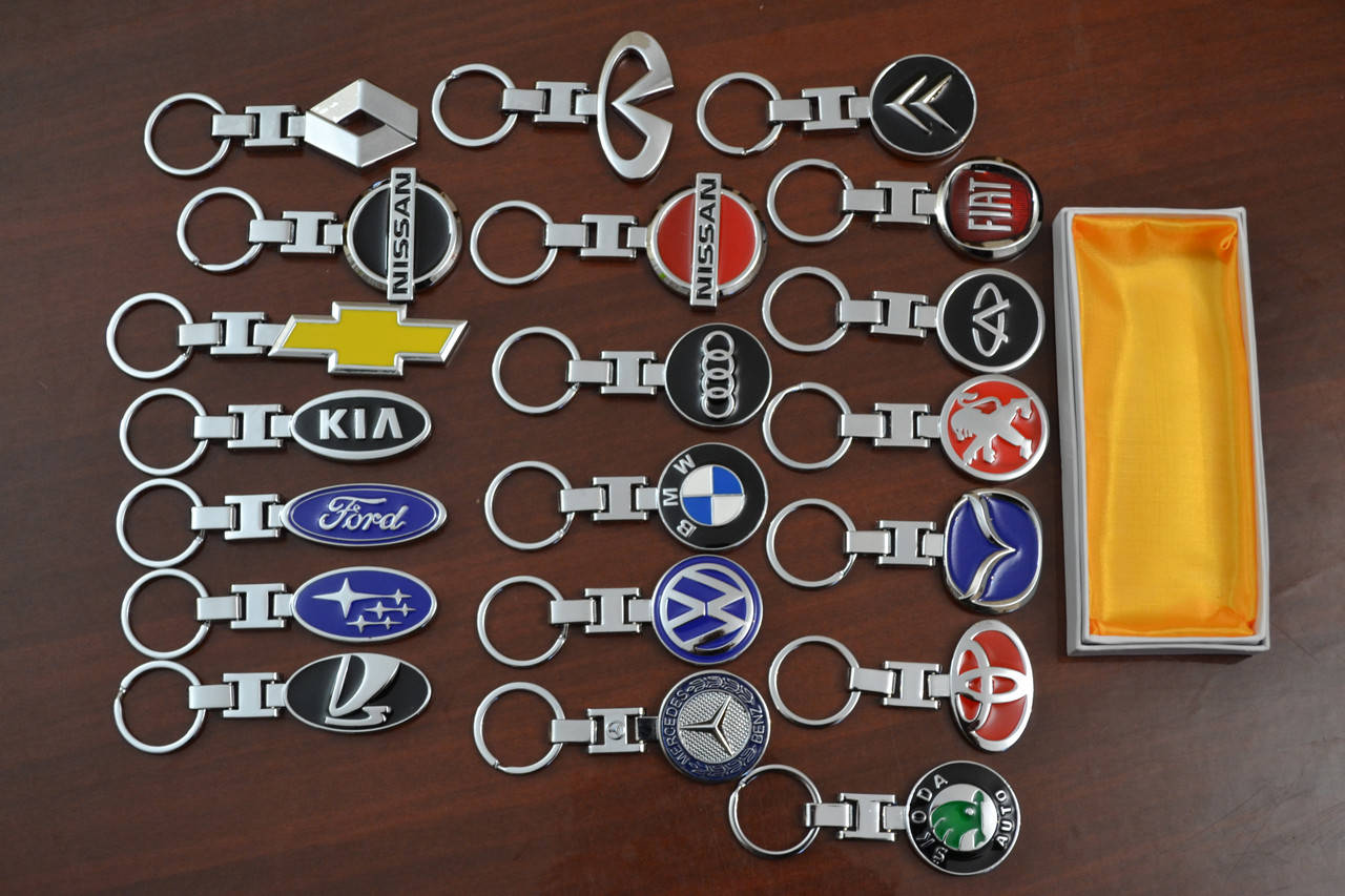 

Брелок метал. хром. цветной в коробочке