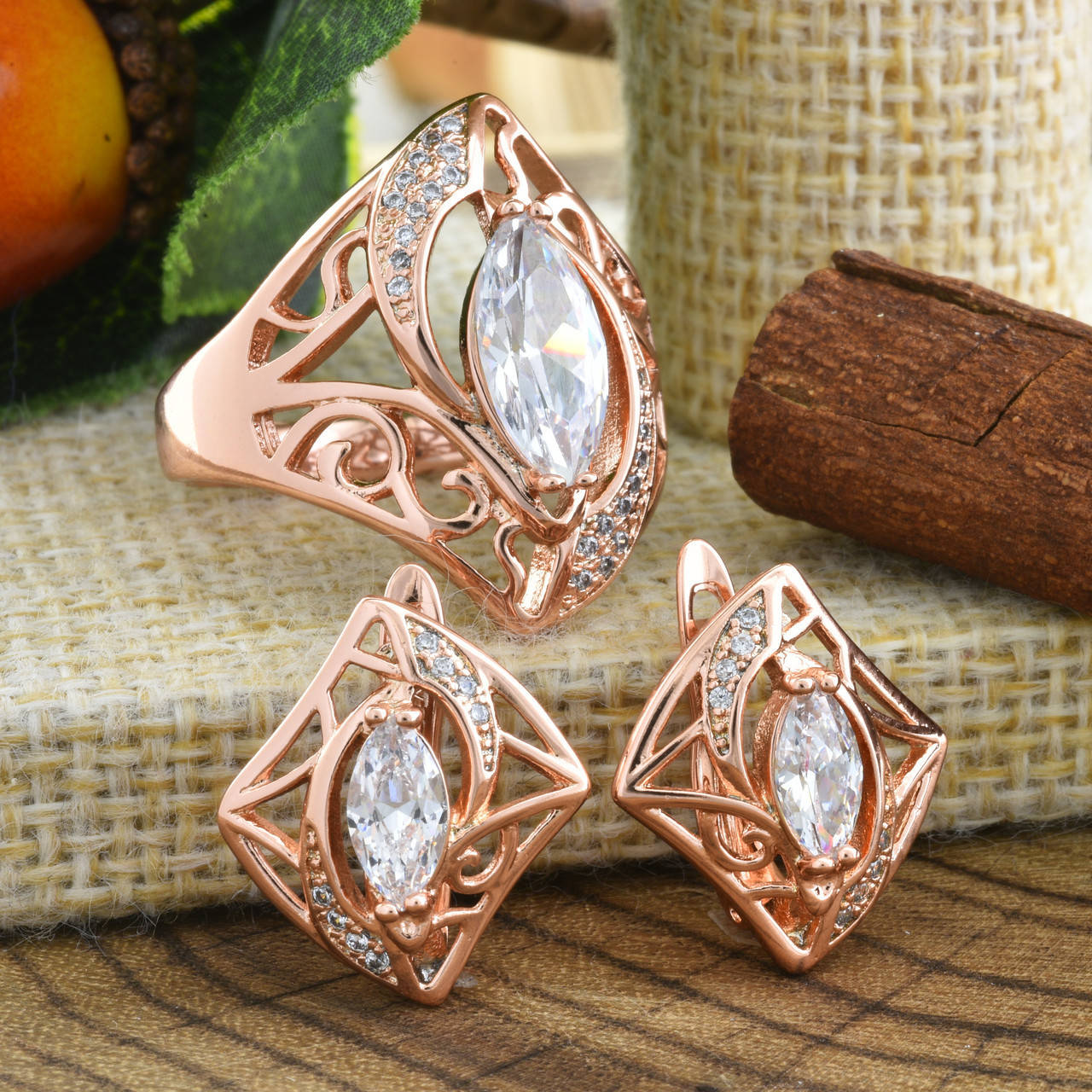 

Набор Xuping Императрица 90459 кольцо + серьги 17х15 мм белые фианиты позолота РО размер 18