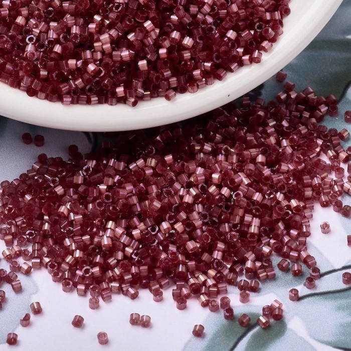 

Бисер MIYUKI Delica DB1805 11/0, Размер: 1.3х1.6мм, Отв-тие: 0.8мм, Цвет: Темно-Красный, в 1 грамме 200шт,