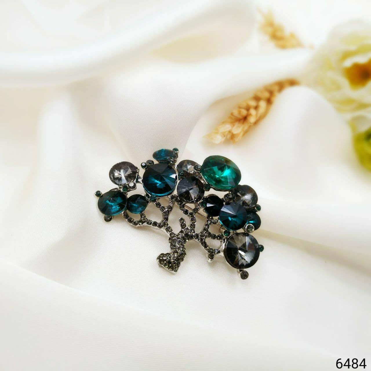 

Брошь дерево с изумрудами и сапфирами