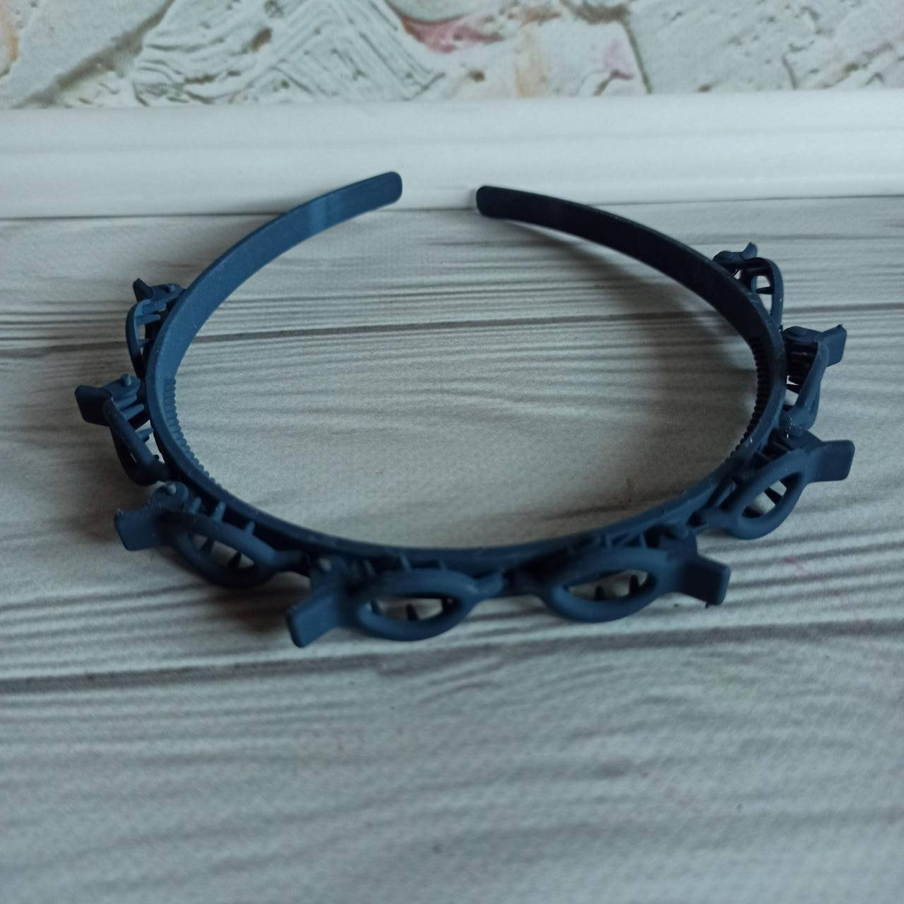 

Обруч тёмно-бирюзовый с зажимами для фиксации волос и создания прикорневого объема 8 мм, Синий