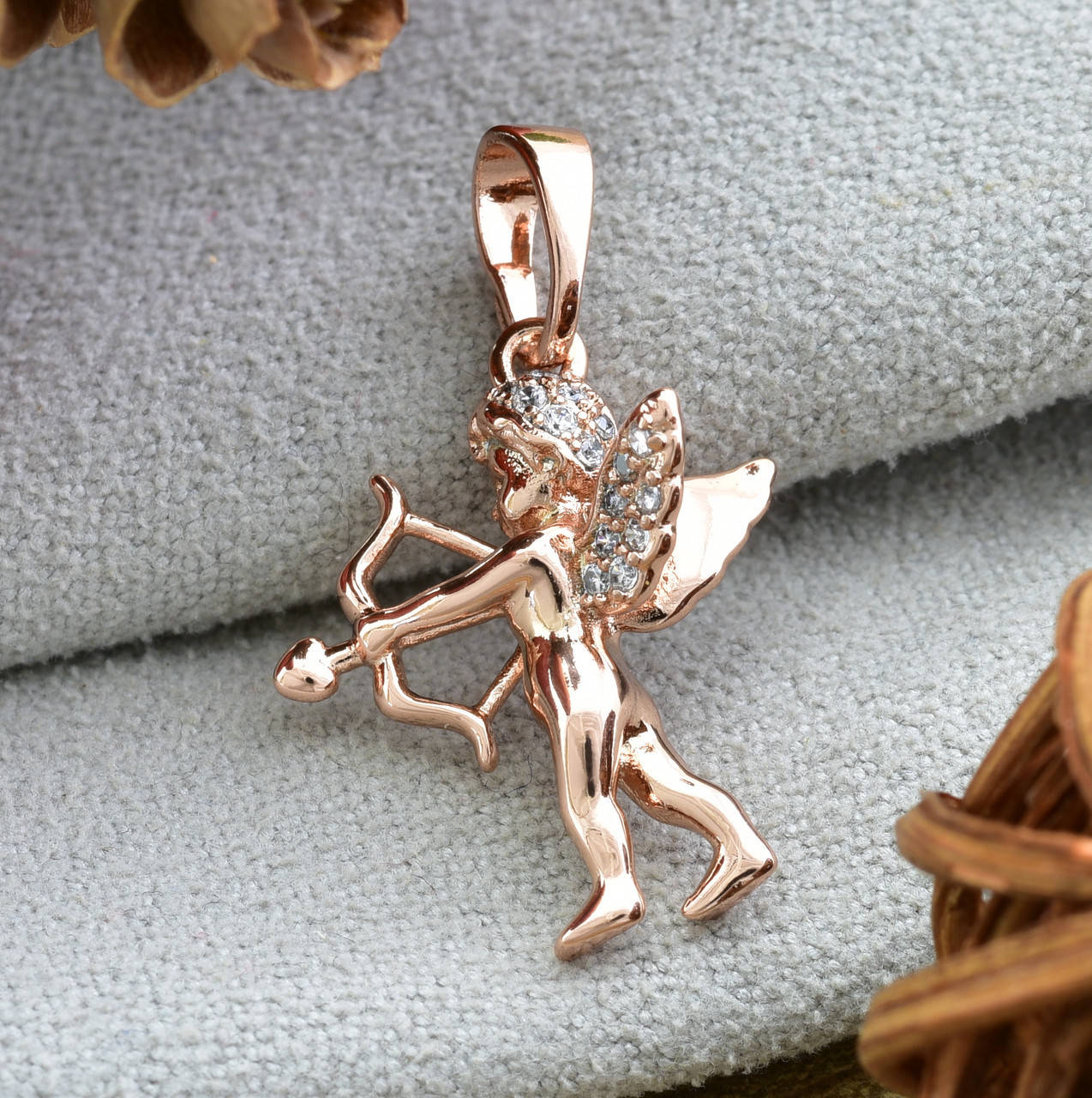 

Кулон Амурчик для цепочки до 3 мм 81080 размер 24х15 мм вес 1.5 г белые фианиты позолота РО