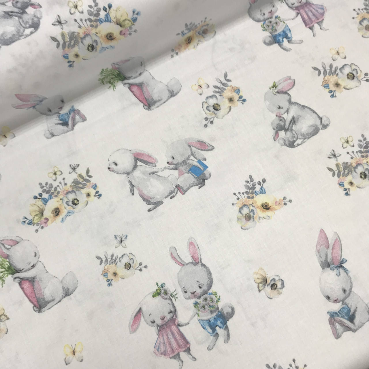 

Хлопковая ткань зайчиха с зайченком и цветами на белом (0076), Разные цвета