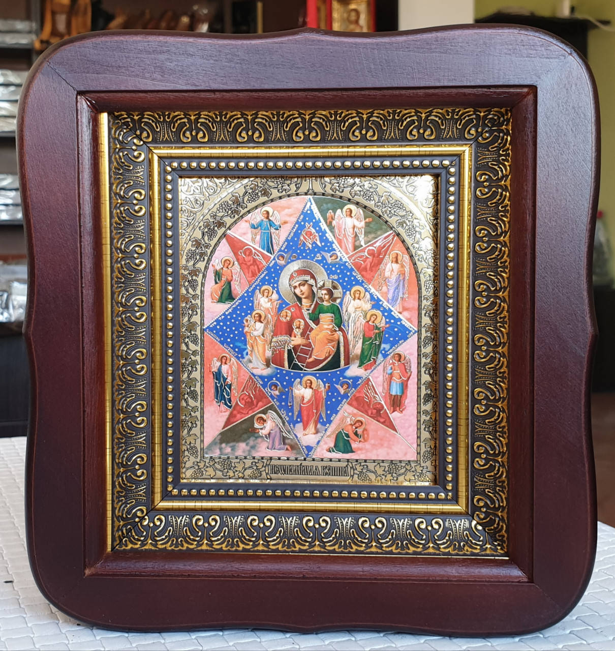 

Икона П.Б.Неопалимая Купина в фигурном киоте, размер 20*18, лик 10*12, ассортимент богородичных