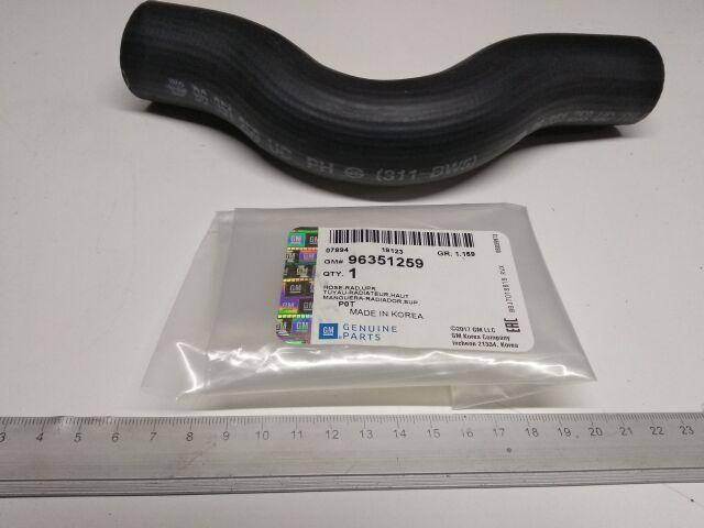 

Патрубок радиатора охлаждения Lanos 1.5 верхний без конд., "GM" (96351259)