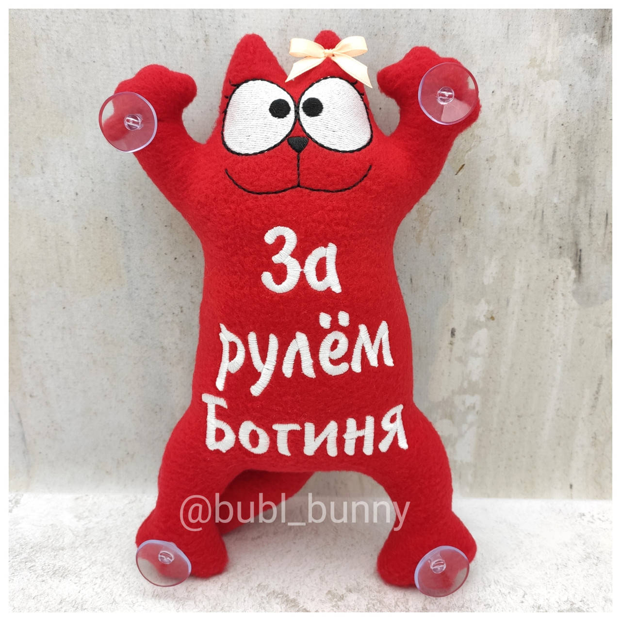 

Мягкая игрушка кот Саймона в авто на присосках "За рулём Богиня"
