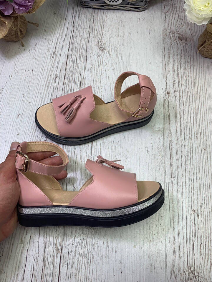 

Босоножки на толстой подошве, декор - кисточки