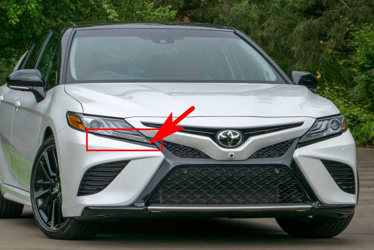 

Накладка бампера под фару правая Toyota Camry SE / XSE 70 2018+